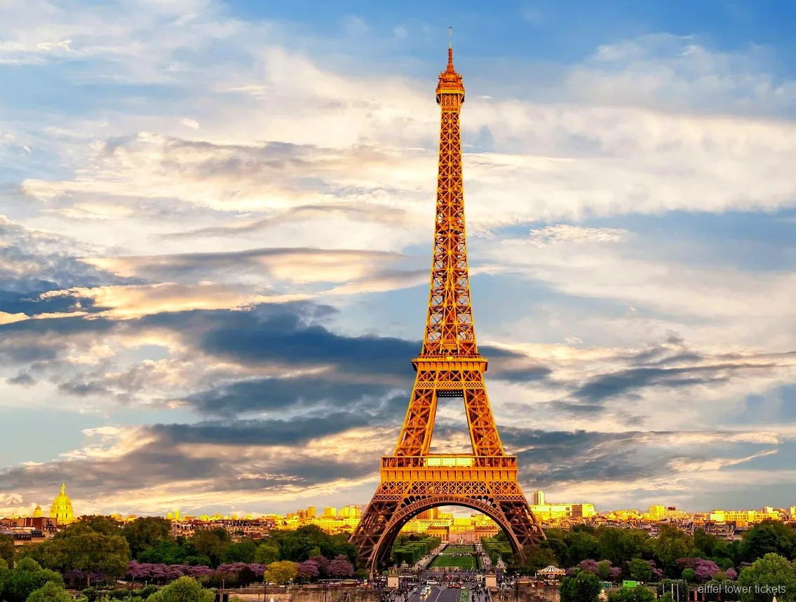 Biglietti Torre Eiffel con ascensore: visitatori in salita verso il secondo piano