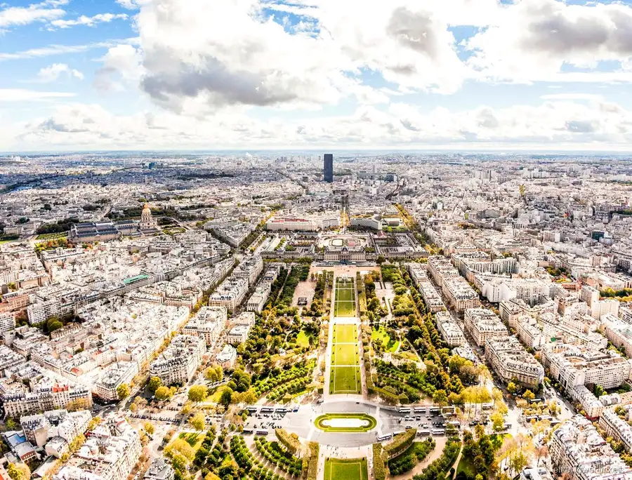 Visitatori sulla terrazza della Torre Eiffel con biglietti per il secondo piano