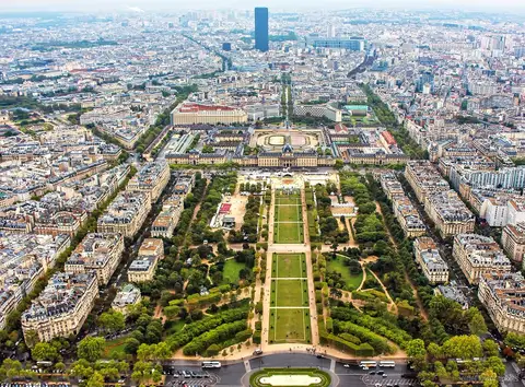 Vista de Paris das escadas da Torre Eiffel durante uma subida guiada