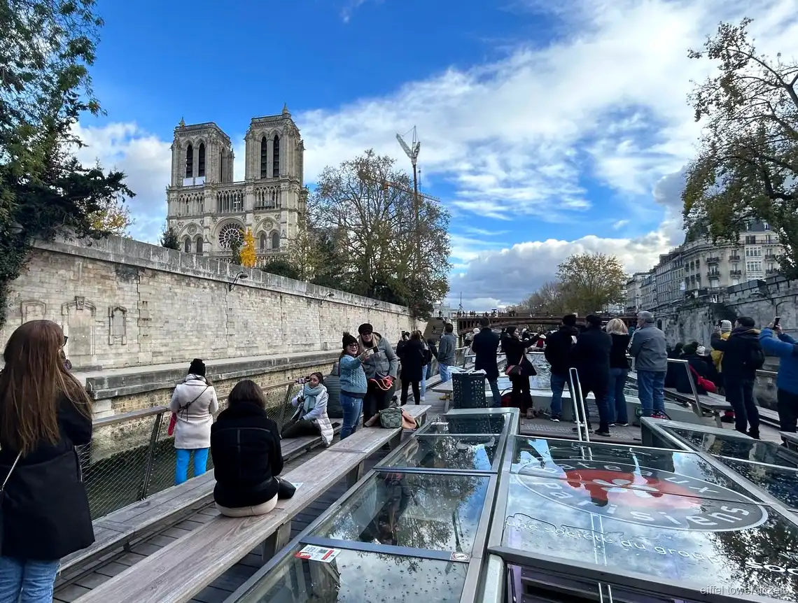 Billet croisière tour Eiffel : vue sur Notre-Dame depuis le fleuve