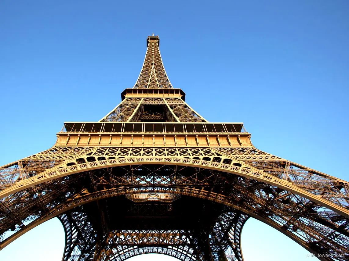 Vue sur Paris depuis le deuxième étage de la tour Eiffel