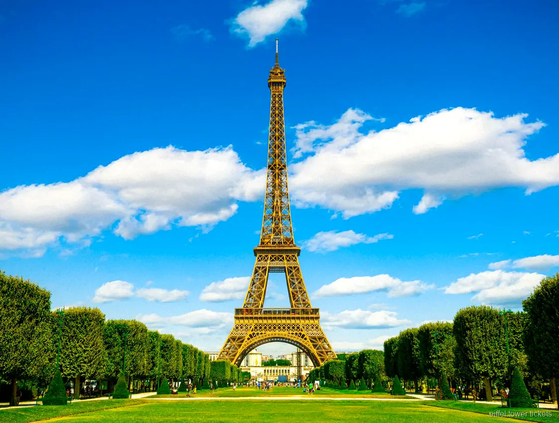 Billet Tour Eiffel visite guidée : guide et groupe au pied de la tour