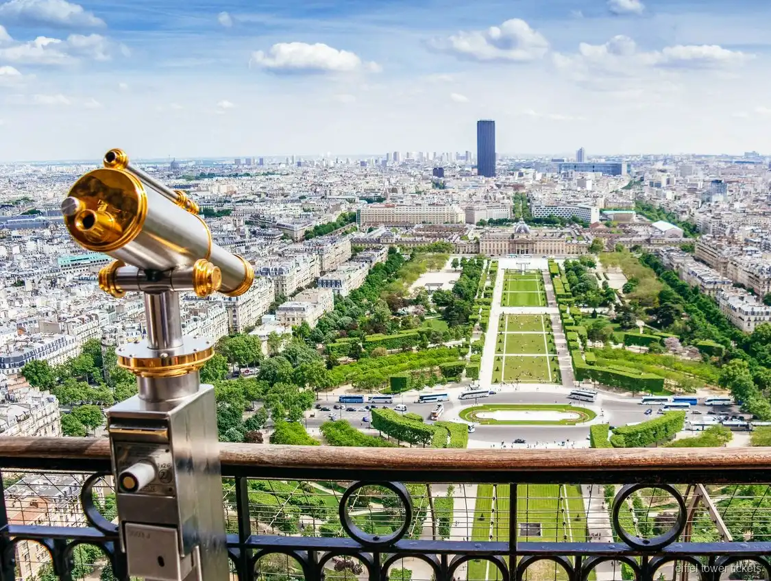 Billetter til Eiffeltårnet: tårnet rejser sig over Paris på en klar dag