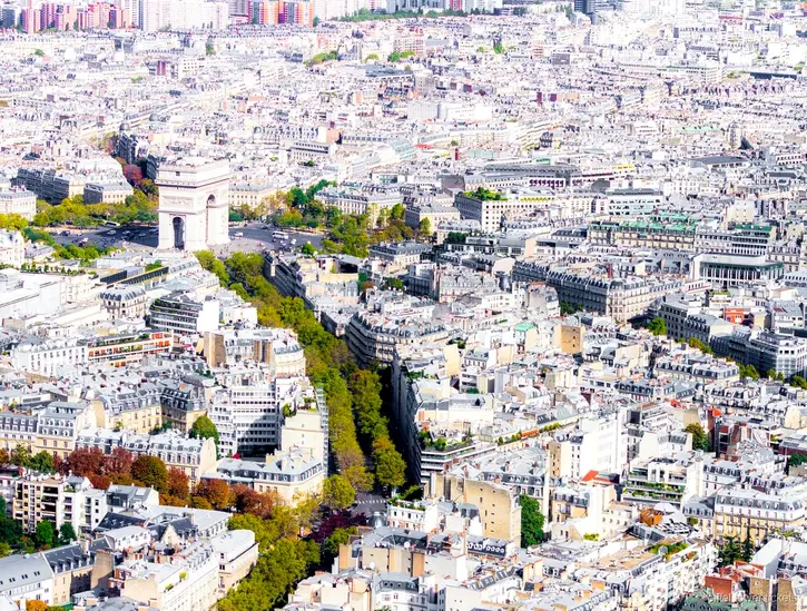 Pariser-skyline set fra toppen af Eiffeltårnet