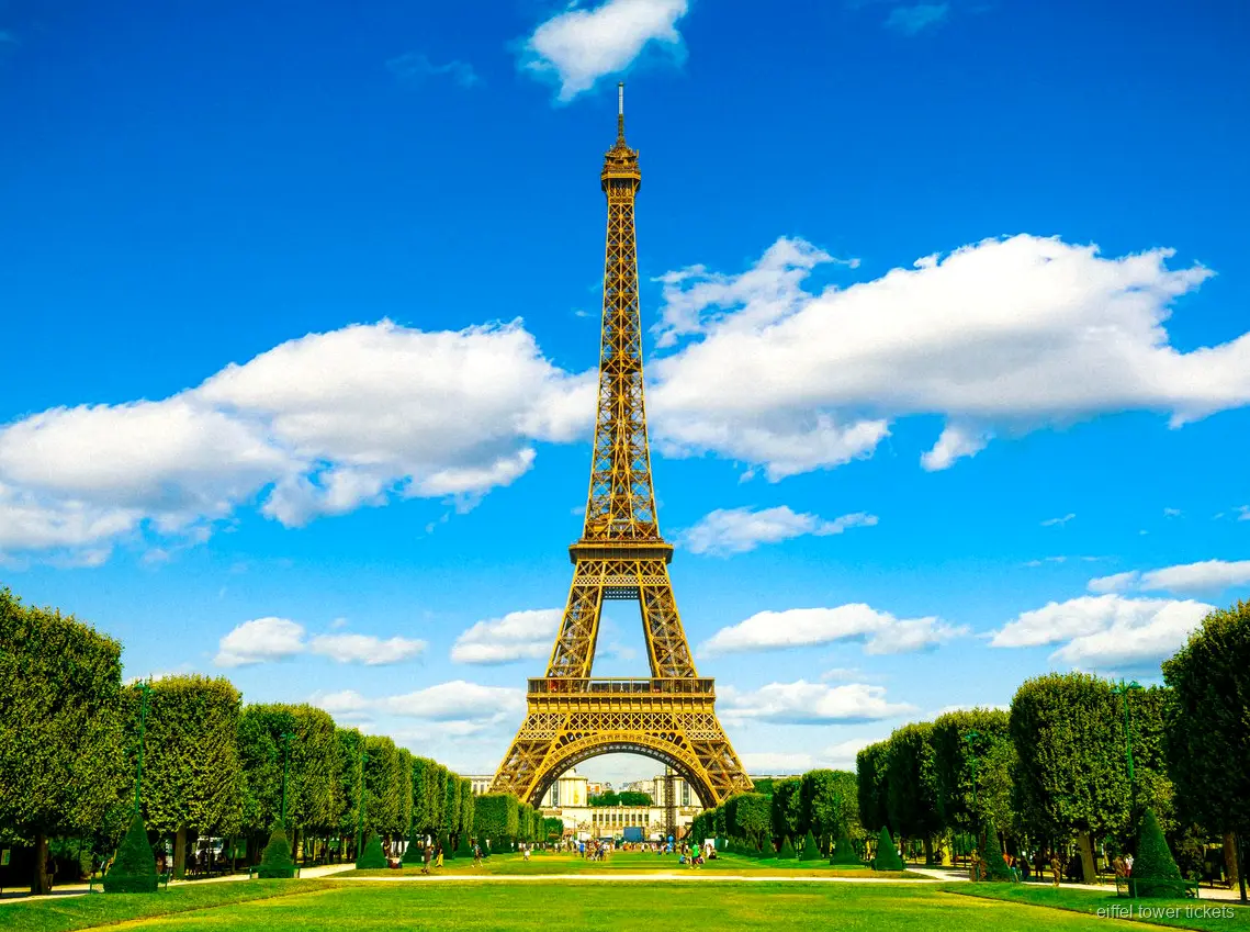 Eiffeltoren rondleiding tickets: gids en groep naast de toren