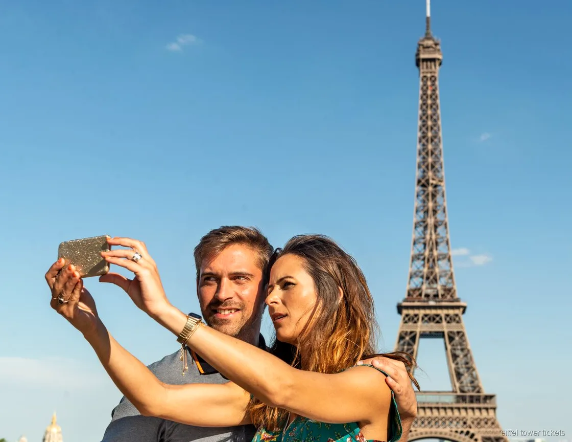 Bezoekers met Eiffeltoren tickets kijken uit over de Seine
