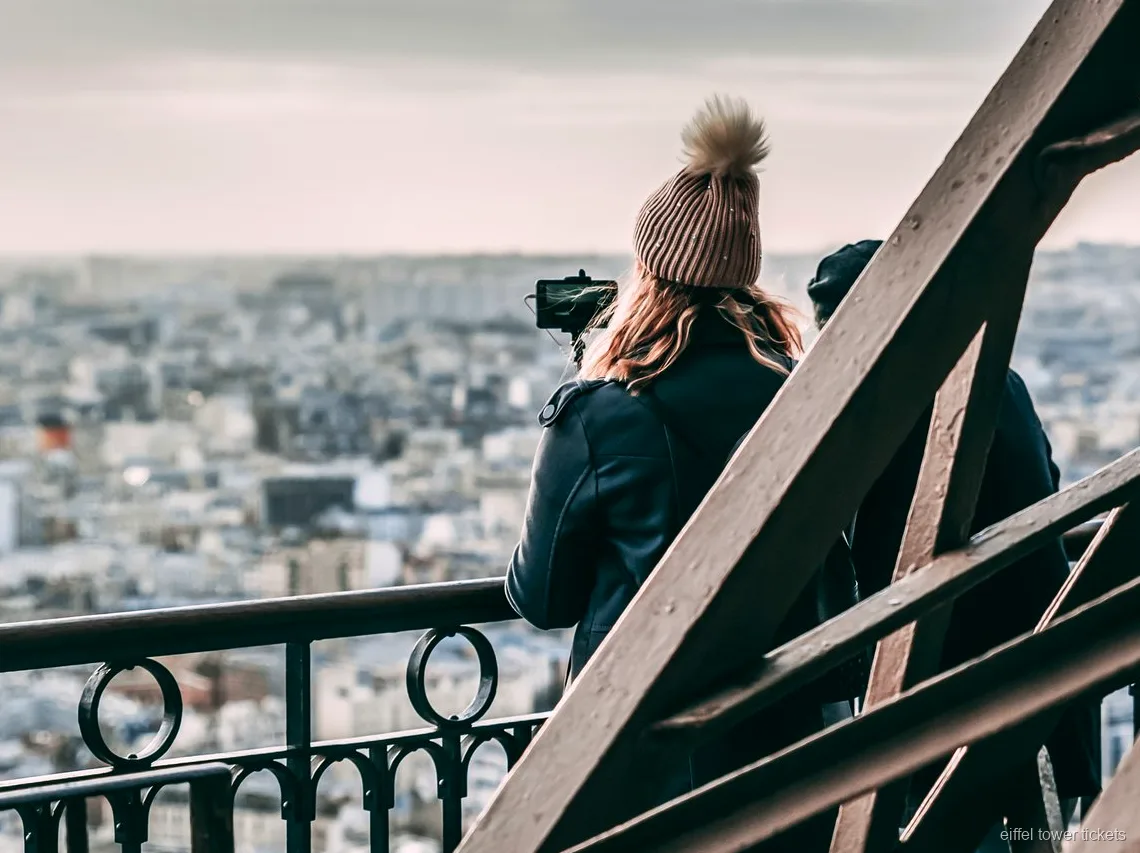 Glazen vloer op de eerste verdieping van de Eiffeltoren