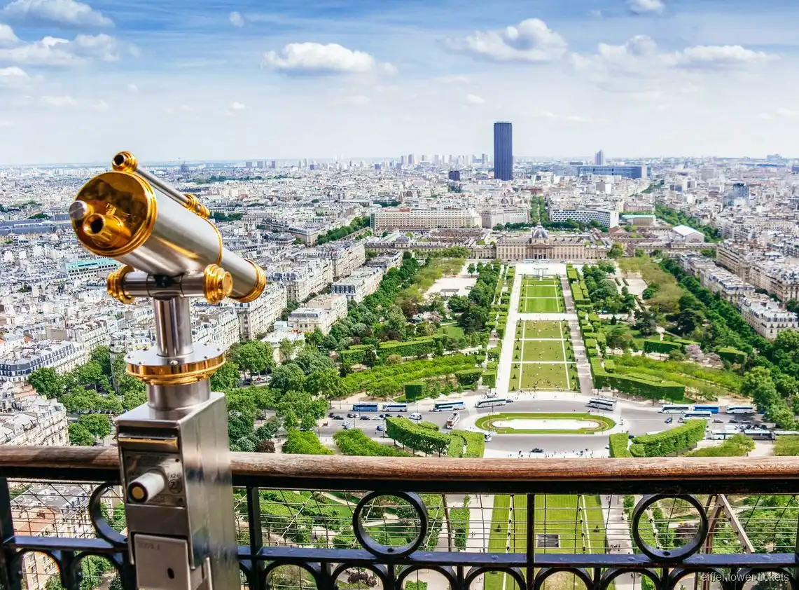Eiffeltoren tickets: de toren rijst op boven Parijs op een heldere dag