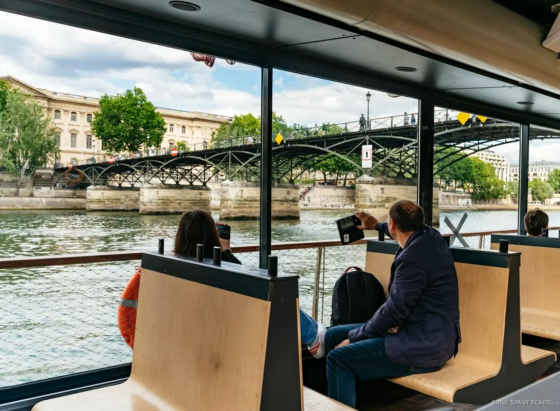 Upplyst Eiffeltornet sett från en Seine-kryssning