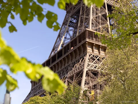 Brindis con champán durante una cena en la Torre Eiffel