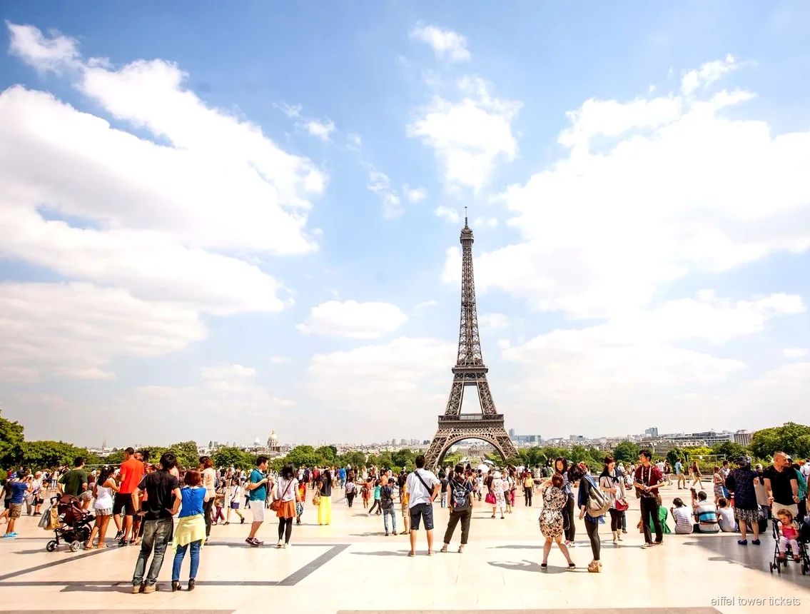 Visitantes en el segundo piso de la Torre Eiffel con entradas del combo