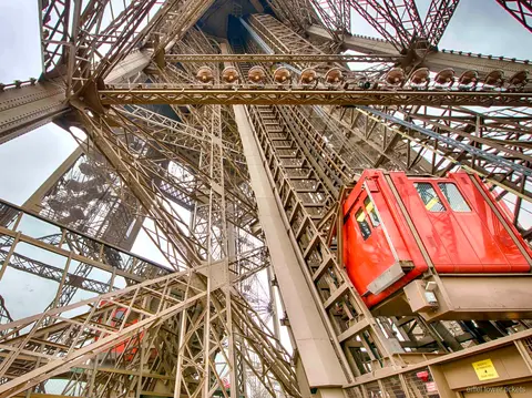 Paris simge yapılarının yanından geçen Sen Nehri gezi teknesi