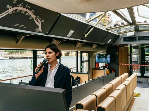 Paris köprülerinin manzarasıyla Eyfel Kulesi'nden başlayan Sen gezisi