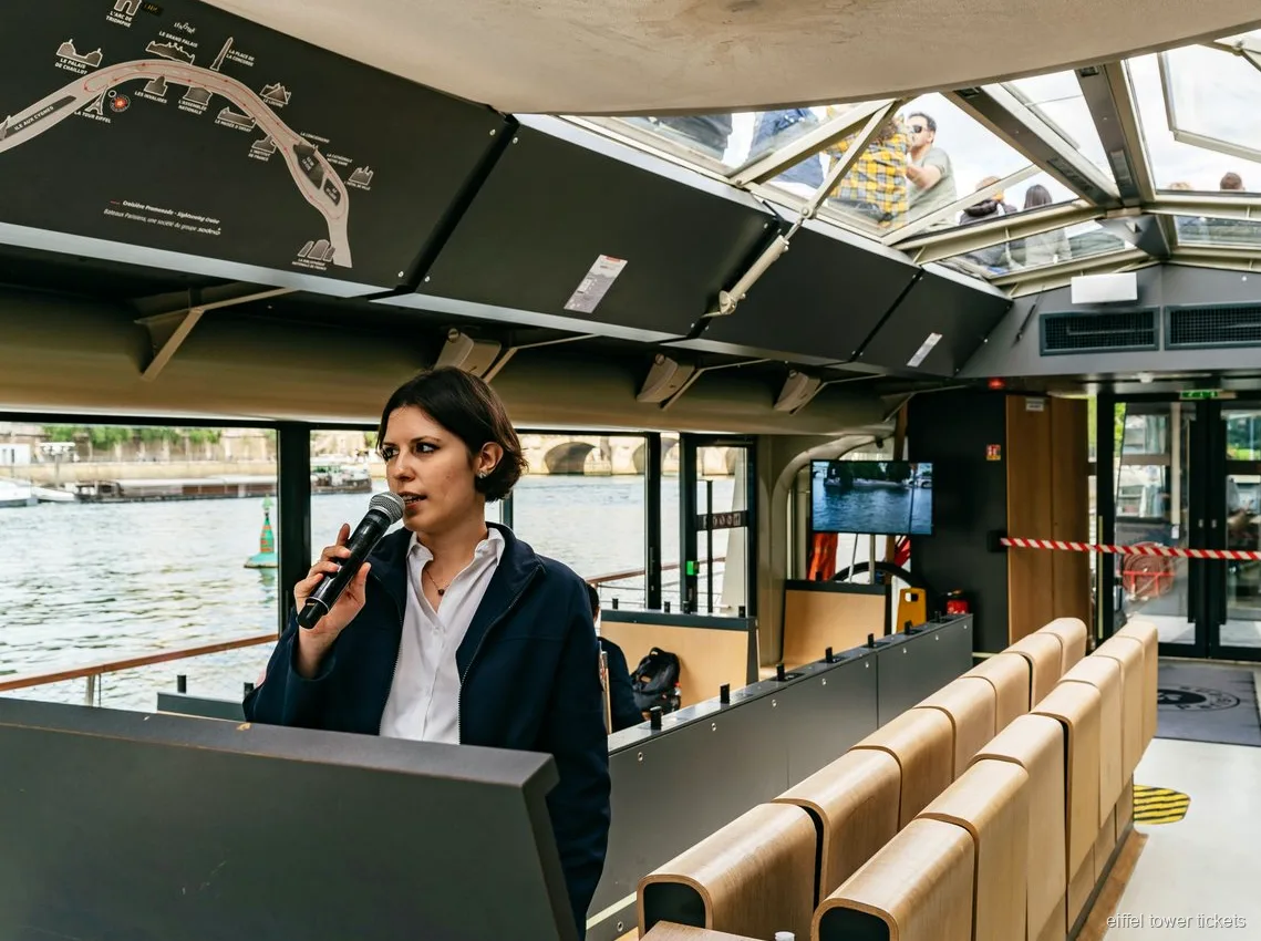 Paris köprülerinin manzarasıyla Eyfel Kulesi'nden başlayan Sen gezisi