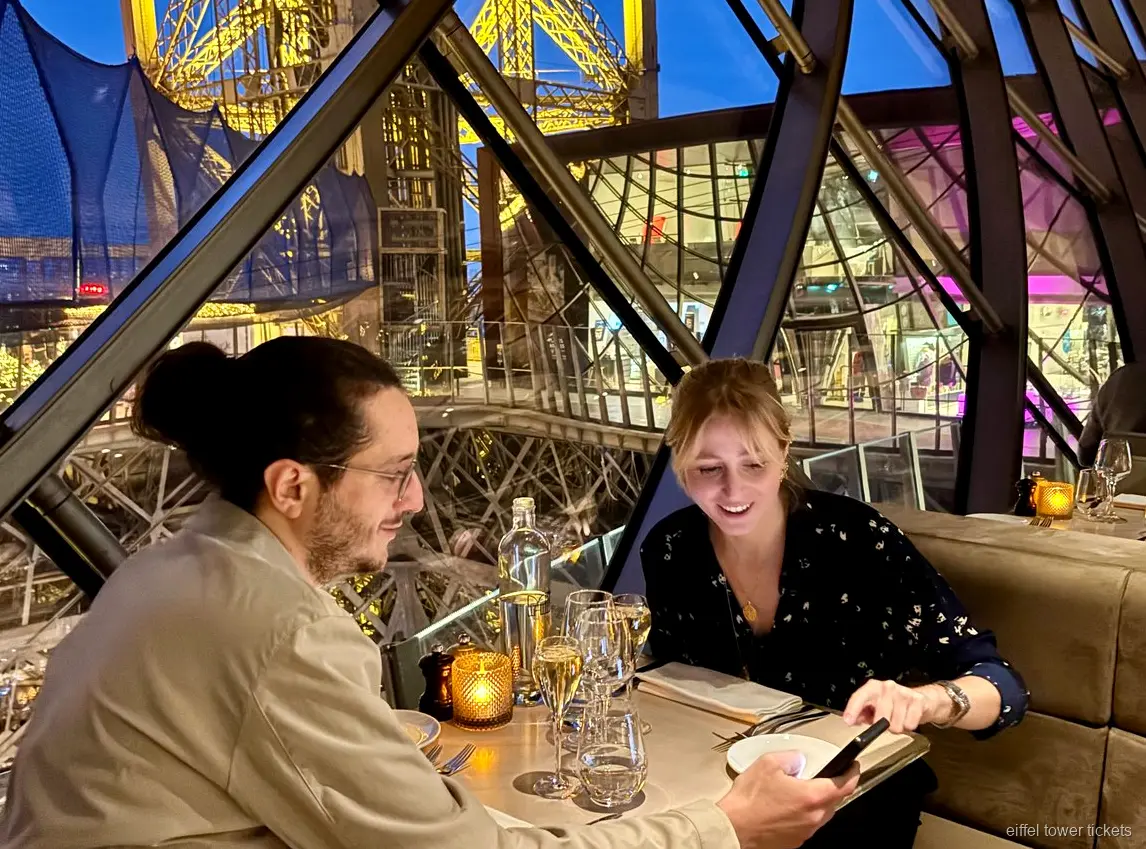 Jantar na Torre Eiffel: mesa com vista no Madame Brasserie